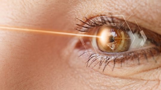 Excimer lazer cihazı ile göz muayenesi ve lazer tedavisi süreci — Prof. Dr. Kaan Ünlü, İzmir